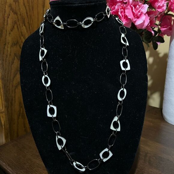 Gorgeous collectible white enamel and dark tone necklace by Lia Sophia - Picture 1 of 2